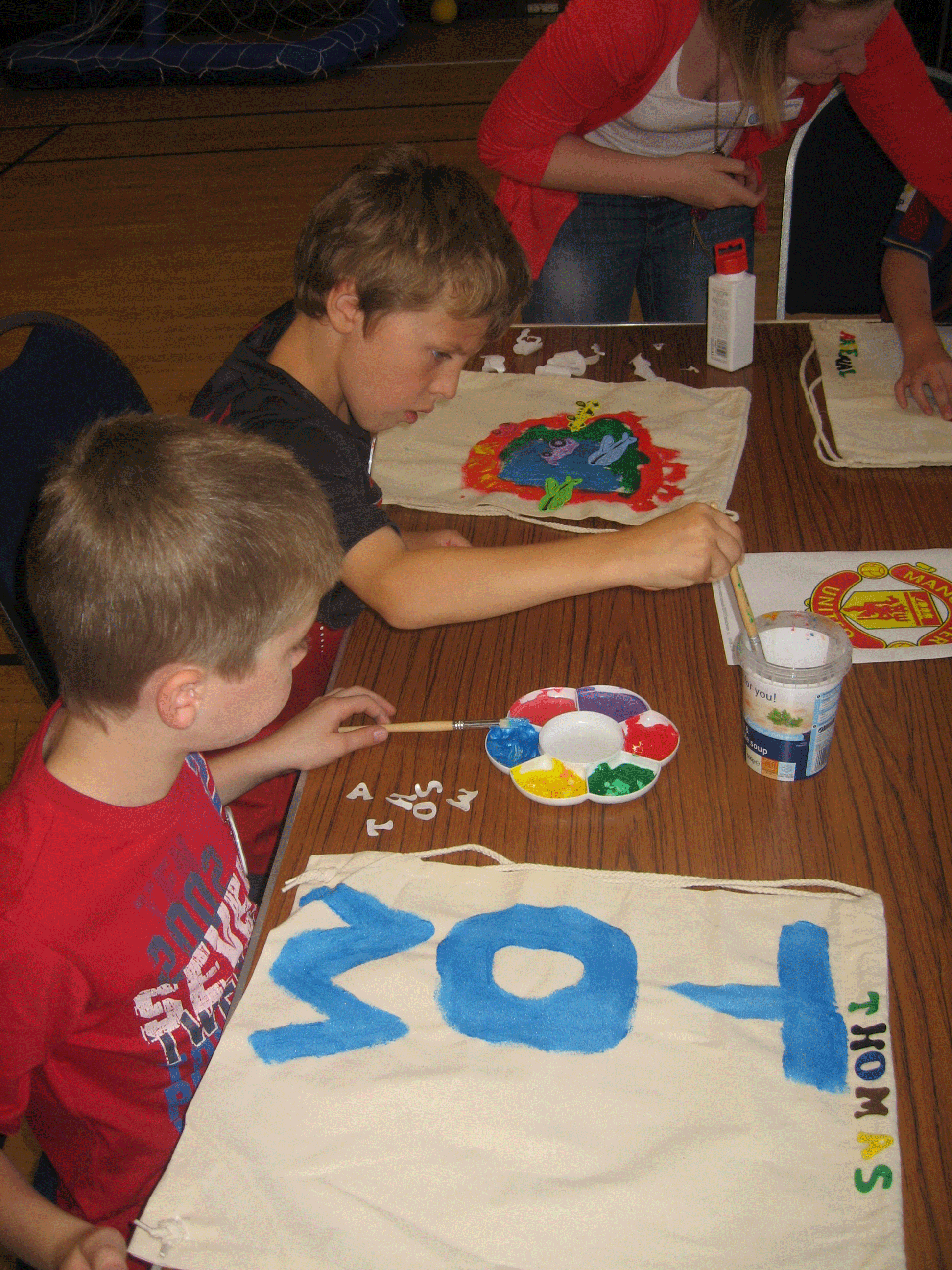 HolidayBibleClub2010/Bag-painting.gif