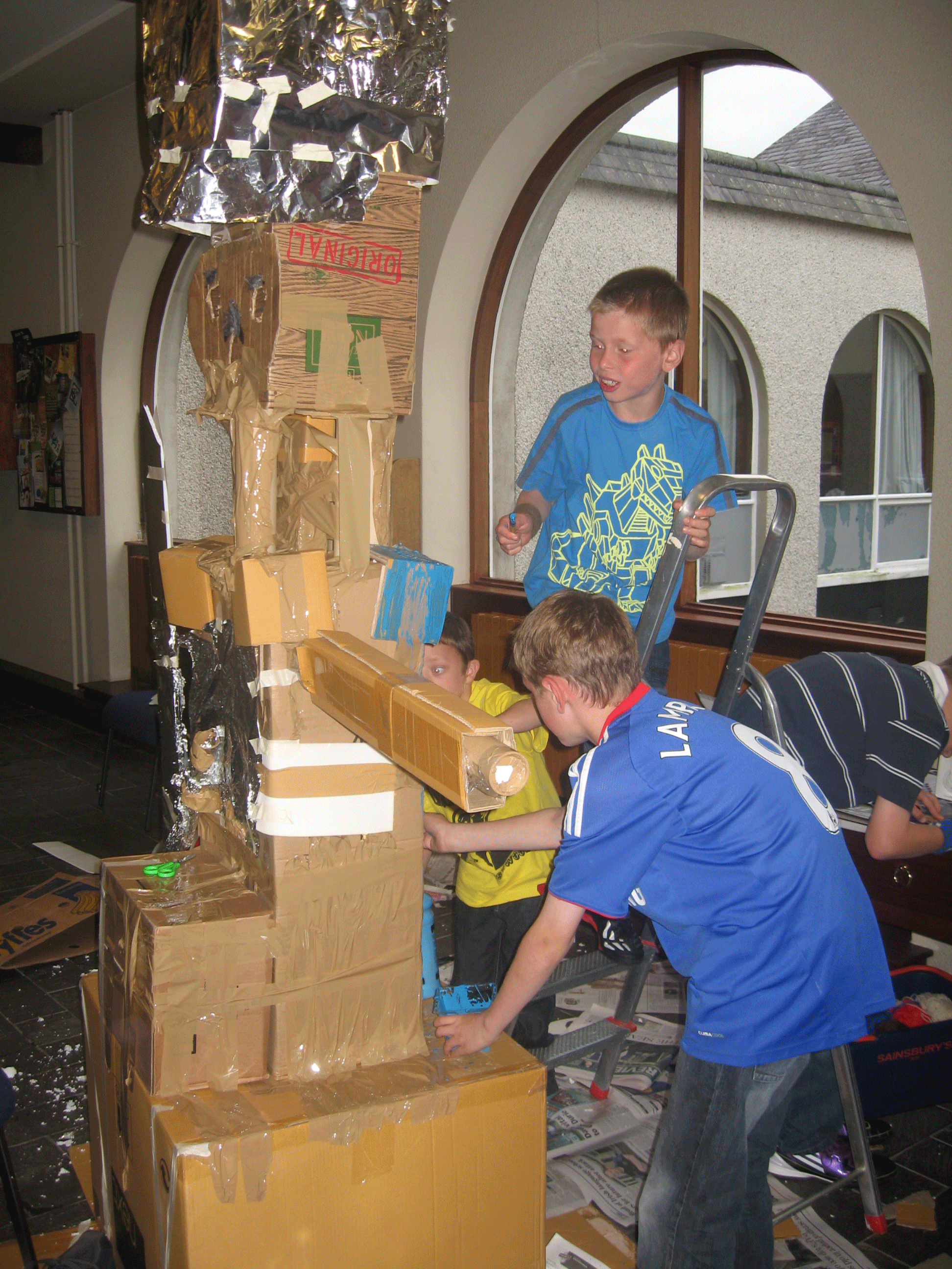 HolidayBibleClub2010/Boys-making-their-goliath.gif