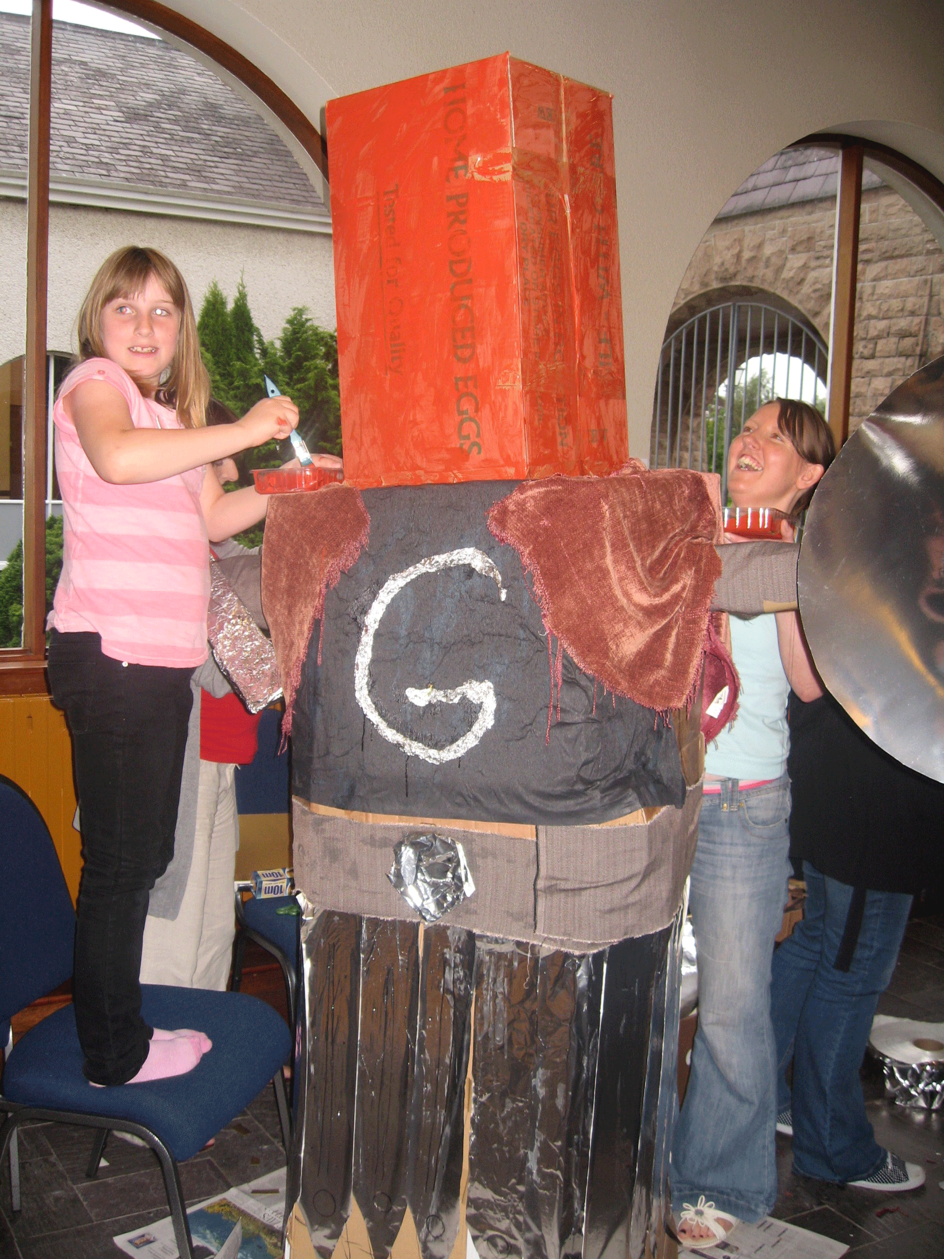 HolidayBibleClub2010/Girls-making-their-goliath.gif