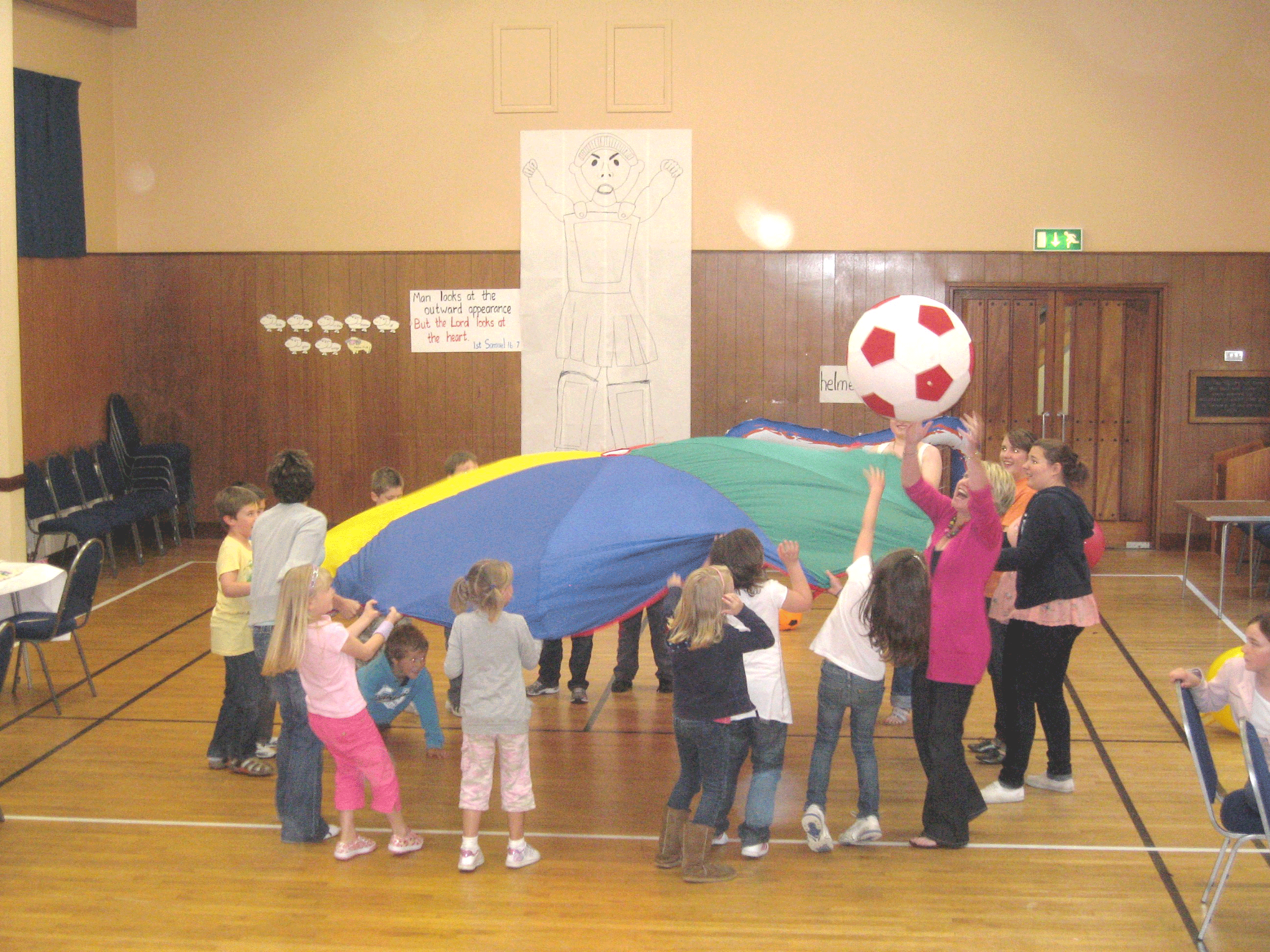 HolidayBibleClub2010/Parachute-games.gif